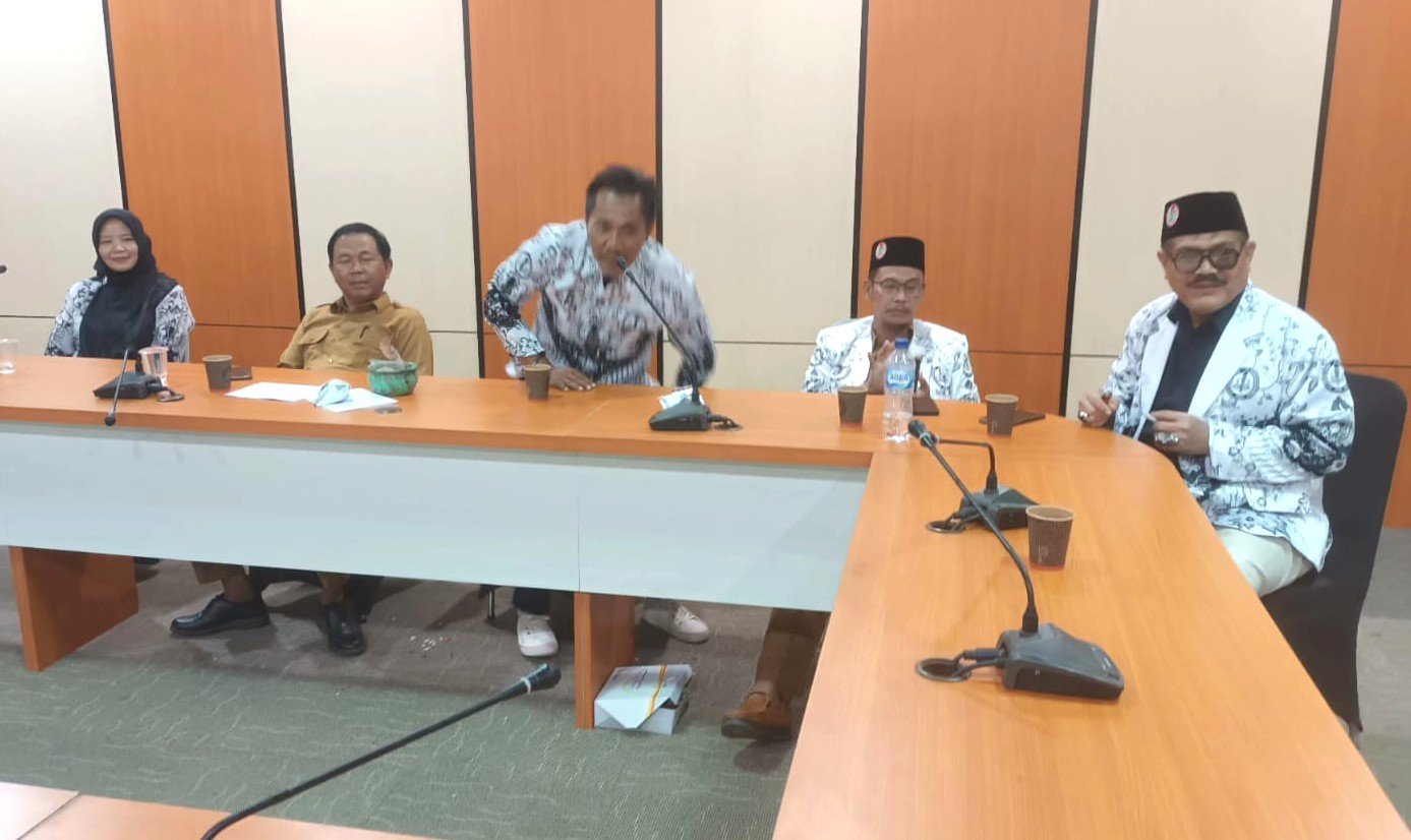 di gedung DPRD.jpg